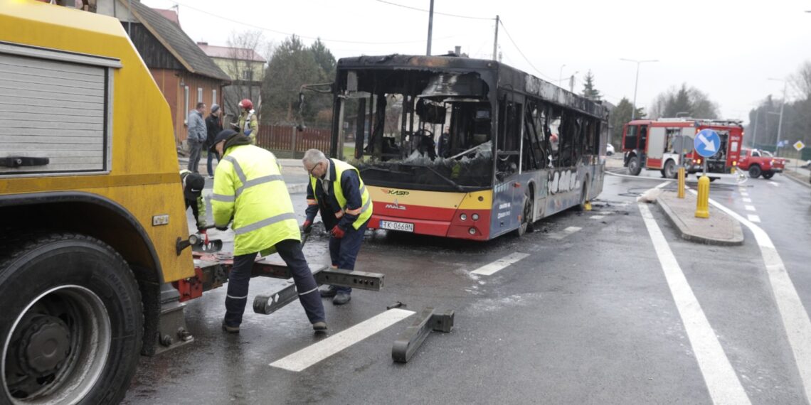 17.12.2023. Kielce. Pożar autobusu. / Fot. Jarosław Kubalski - Radio Kielce