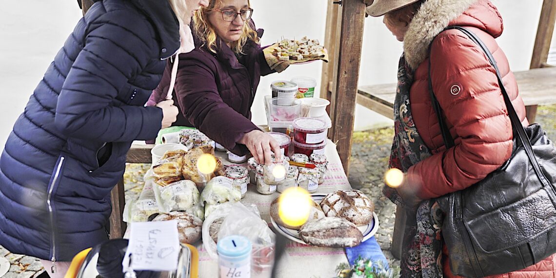 17.12.2023. Kielce, Dworek Laszczyków. Kiermasz świąteczny. / Fot. Jarosław Kubalski - Radio Kielce