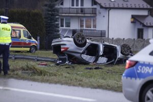 Auto dachowało w gminie Bieliny. Dwie osoby wypadły z pojazdu