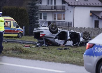 Auto dachowało w gminie Bieliny. Dwie osoby wypadły z pojazdu