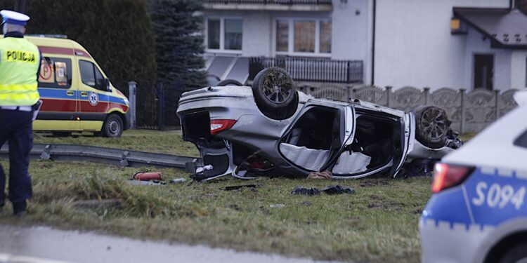 Auto dachowało w gminie Bieliny. Dwie osoby wypadły z pojazdu