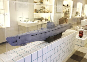 08.12.2023 Kielce. Muzeum Zabawek i Zabawy. Wystawa „Miniaturowy świat wielkich rzeczy”. Model okrętu podwodnego U-boot VII C Fot. Jarosław Kubalski - Radio Kielce