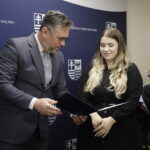 11.12.2023 Kielce. Odbiór nominacji stypendialnych dla studentów polskiego pochodzenia z Ukrainy i Mołdawii. Na zdjęciu od lewej: członek zarządu województwa Tomasz Jamka i Inna Furdyk / Fot. Jarosław Kubalski - Radio Kielce