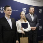 11.12.2023 Kielce. Odbiór nominacji stypendialnych dla studentów polskiego pochodzenia z Ukrainy i Mołdawii. Na zdjęciu od lewej: przewodniczący Komisji Edukacji, Kultury i Sportu w Sejmiku Województwa Leszek Wawrzyła. Myroslava Osipchuk i członek zarządu województwa Tomasz Jamka / Fot. Jarosław Kubalski - Radio Kielce