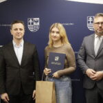 11.12.2023 Kielce. Odbiór nominacji stypendialnych dla studentów polskiego pochodzenia z Ukrainy i Mołdawii. Na zdjęciu od lewej: przewodniczący Komisji Edukacji, Kultury i Sportu w Sejmiku Województwa Leszek Wawrzyła. Varvara Yuzkowa i członek zarządu województwa Tomasz Jamka / Fot. Jarosław Kubalski - Radio Kielce