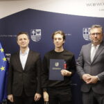 11.12.2023 Kielce. Odbiór nominacji stypendialnych dla studentów polskiego pochodzenia z Ukrainy i Mołdawii. Na zdjęciu od lewej: przewodniczący Komisji Edukacji, Kultury i Sportu w Sejmiku Województwa Leszek Wawrzyła. Roman Shvab i członek zarządu województwa Tomasz Jamka / Fot. Jarosław Kubalski - Radio Kielce