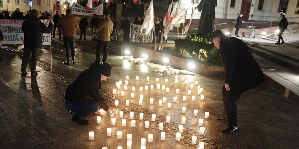 13.12.2023 Kielce. Uroczystości pod pomnikiem księdza Jerzego Popiełuszki w rocznicę wprowadzenia stanu wojennego / Fot. Jarosław Kubalski - Radio Kielce