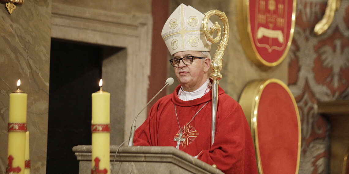 13.12.2023 Kielce. Katedra. Msza w rocznicę wprowadzenia stanu wojennego. Biskup Jan Piotrowski / Fot. Jarosław Kubalski - Radio Kielce