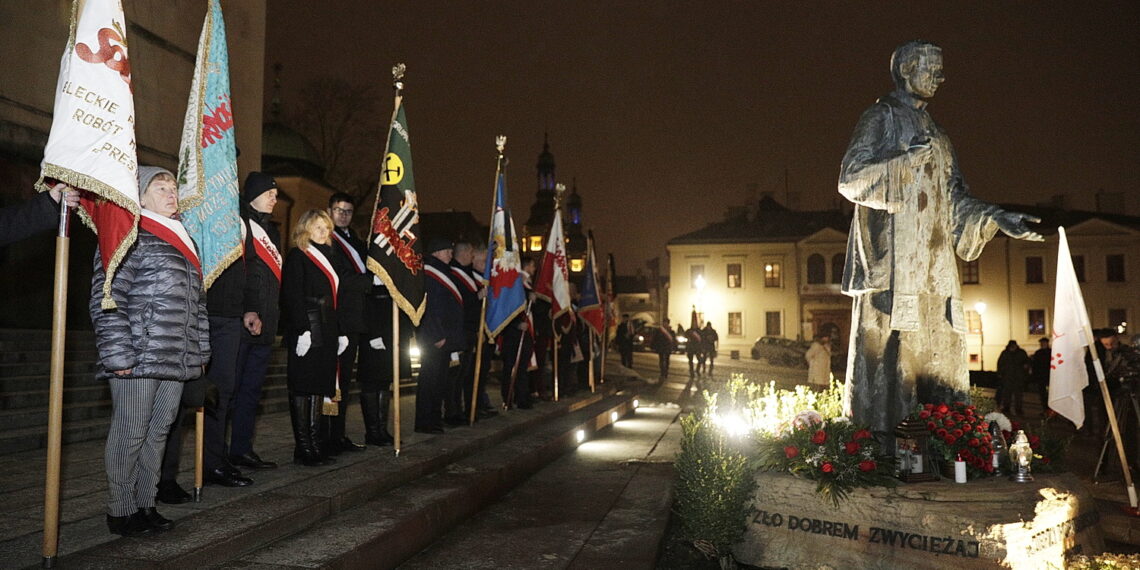 13.12.2023 Kielce. Uroczystości pod pomnikiem księdza Jerzego Popiełuszki w rocznicę wprowadzenia stanu wojennego / Fot. Jarosław Kubalski - Radio Kielce