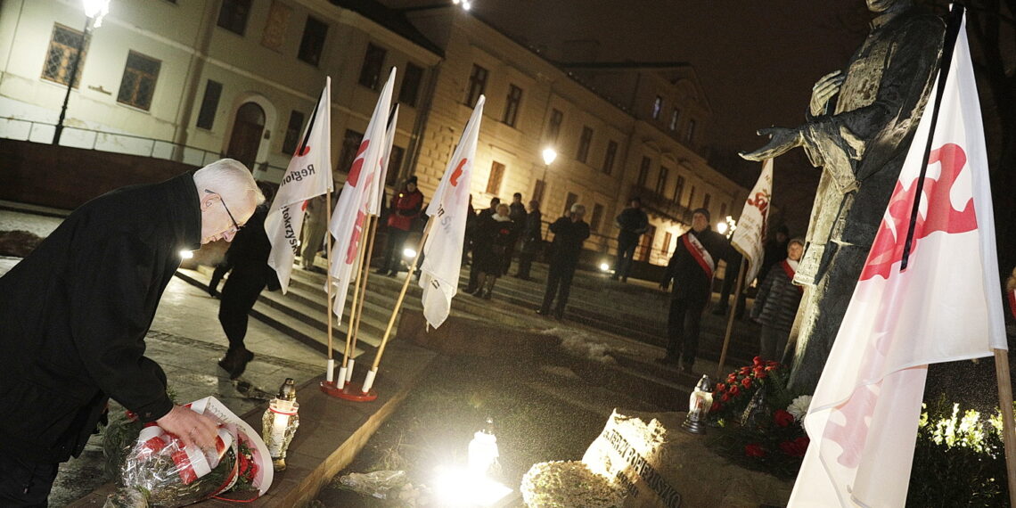 13.12.2023 Kielce. Uroczystości pod pomnikiem księdza Jerzego Popiełuszki w rocznicę wprowadzenia stanu wojennego / Fot. Jarosław Kubalski - Radio Kielce