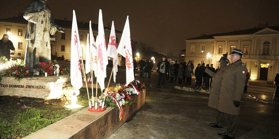 13.12.2023 Kielce. Uroczystości pod pomnikiem księdza Jerzego Popiełuszki w rocznicę wprowadzenia stanu wojennego / Fot. Jarosław Kubalski - Radio Kielce