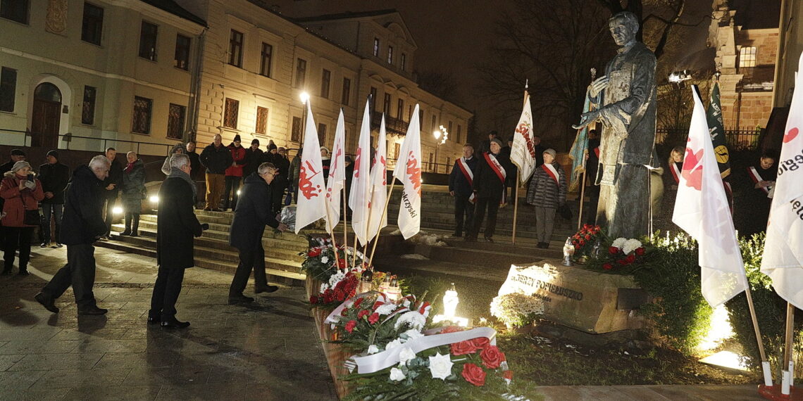 13.12.2023 Kielce. Uroczystości pod pomnikiem księdza Jerzego Popiełuszki w rocznicę wprowadzenia stanu wojennego / Fot. Jarosław Kubalski - Radio Kielce