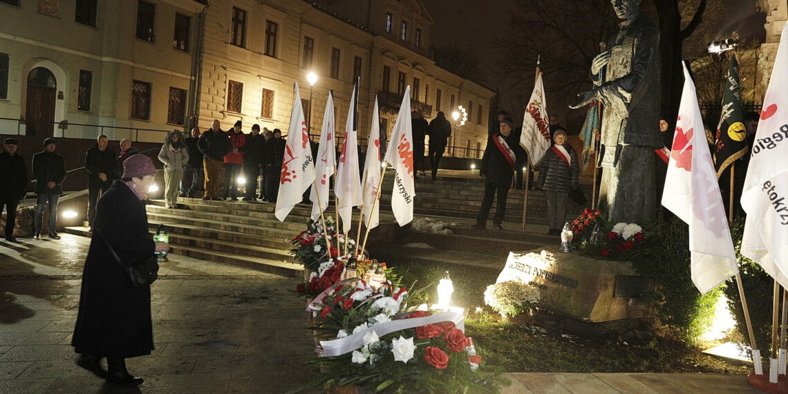 13.12.2023 Kielce. Uroczystości pod pomnikiem księdza Jerzego Popiełuszki w rocznicę wprowadzenia stanu wojennego / Fot. Jarosław Kubalski - Radio Kielce