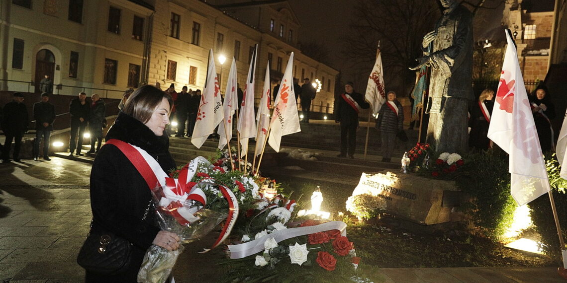 13.12.2023 Kielce. Uroczystości pod pomnikiem księdza Jerzego Popiełuszki w rocznicę wprowadzenia stanu wojennego / Fot. Jarosław Kubalski - Radio Kielce