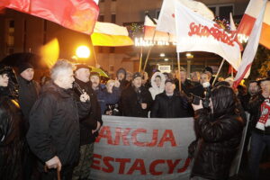 21.12.2023 Kielce. Protest przeciwko przejęciu TVP. Z mikrofonem senator Krzysztof Słoń / Fot. Jarosław Kubalski - Radio Kielce