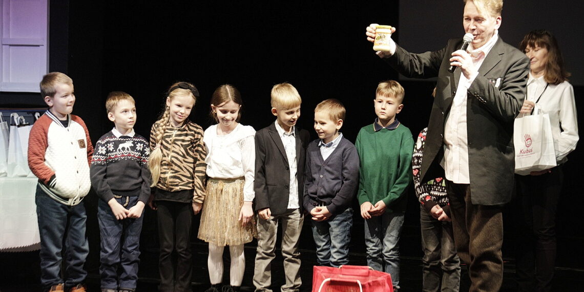 28.12.2023 Kielce. Teatr Lalki i Aktora "Kubuś. Gala 2. Plebiscytu Publiczności "Wystrzałowy Kubuś!”. Na zdjęciu: Klasa I A ze Szkoły Podstawowej numer 8 w Kielcach i dyrektor teatru Piotr-Bogusław Jędrzejczak / Fot. Jarosław Kubalski - Radio Kielce