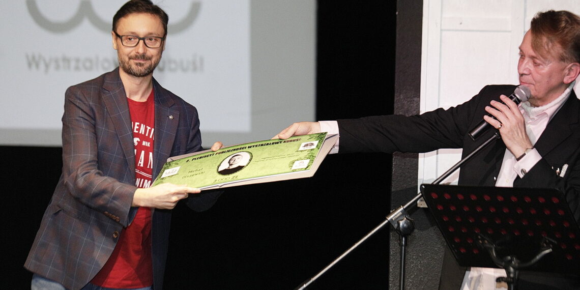 28.12.2023 Kielce. Teatr Lalki i Aktora "Kubuś. Gala 2. Plebiscytu Publiczności "Wystrzałowy Kubuś!”. Na zdjęciu od lewej: aktor Michał Olszewski i dyrektor teatru Piotr-Bogusław Jędrzejczak / Fot. Jarosław Kubalski - Radio Kielce