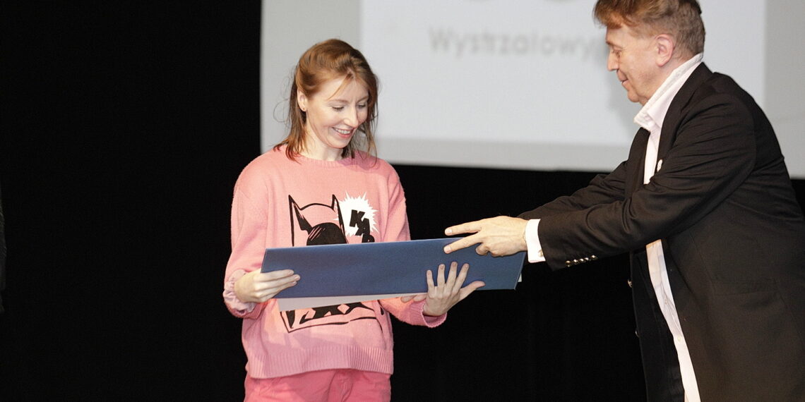 28.12.2023 Kielce. Teatr Lalki i Aktora "Kubuś. Gala 2. Plebiscytu Publiczności "Wystrzałowy Kubuś!”. Na zdjęciu aktorka Aleksandra Sapiaska i dyrektor teatru Piotr-Bogusław Jędrzejczak / Fot. Jarosław Kubalski - Radio Kielce