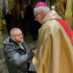 Parafianin z Bęczkowa pomoże w remoncie sanktuarium w Afryce - Radio Kielce 01.12.2023. Kielce. Posłanie misyjne Sylwestra Goli. Na zdjęciu (od lewej): Sylwester Gola i bp Jan Piotrowski - ordynariusz diecezji kieleckiej / Fot. o. Bogumił Kusiak