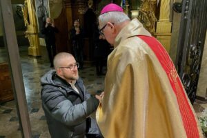 01.12.2023. Kielce. Posłanie misyjne Sylwestra Goli. Na zdjęciu (od lewej): Sylwester Gola i bp Jan Piotrowski - ordynariusz diecezji kieleckiej / Fot. o. Bogumił Kusiak