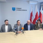 07.12.2023. Starachowice. Podpisanie umów na inwestycje drogowe. Na zdjęciu (od lewej): Beata Stąpór - dyrektor ZDP, Marek Materek - prezydent Starachowic, Piotr Ambroszczyk - starosta starachowicki, Jerzy Materek - członek zarządu powiatu starachowickiego, Marzena Bernat - wójt gminy Brody, radny Robert Sowula. / Fot. Starostwo Powiatowe w Starachowicach