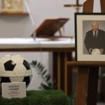Pożegnano byłego trenera piłkarskiej reprezentacji Polski Wojciecha Łazarka - Radio Kielce 21.12.2023. Łódź. Uroczystości pogrzebowe byłego selekcjonera piłkarskiej reprezentacji Polski Wojciecha Łazarka na Cmentarzu Rzymskokatolickim Św. Rocha przy ul. Zgierskiej w Łodzi / Fot. Marian Zubrzycki - PAP