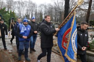 21.12.2023. Łódź. Uroczystości pogrzebowe byłego selekcjonera piłkarskiej reprezentacji Polski Wojciecha Łazarka na Cmentarzu Rzymskokatolickim Św. Rocha przy ul. Zgierskiej w Łodzi / Fot. Marian Zubrzycki - PAP