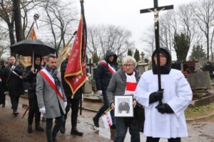 21.12.2023. Łódź. Uroczystości pogrzebowe byłego selekcjonera piłkarskiej reprezentacji Polski Wojciecha Łazarka na Cmentarzu Rzymskokatolickim Św. Rocha przy ul. Zgierskiej w Łodzi / Fot. Marian Zubrzycki - PAP