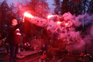 21.12.2023. Łódź. Uroczystości pogrzebowe byłego selekcjonera piłkarskiej reprezentacji Polski Wojciecha Łazarka na Cmentarzu Rzymskokatolickim Św. Rocha przy ul. Zgierskiej w Łodzi / Fot. Marian Zubrzycki - PAP