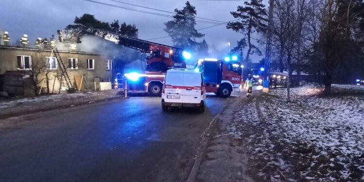 24.12.2023 Skarżysko-Kamienna. Pożar budynku socjalnego / Fot. Straż Pożarna