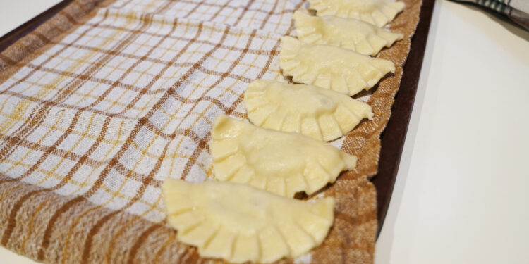 22.12.2023. Radio Kielce. Smacznego weekendu. Wigilijne pierogi w wykonaniu ojców oblatów z Świętego Krzyża / Fot. Aleksandra Kwaśniewska - Radio Kielce