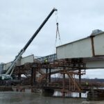 26.01.2024. Sandomierz. Montaż nowego przęsła budowanego mostu przez Wisłę / Fot. GDDKiA