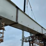 26.01.2024. Sandomierz. Montaż nowego przęsła budowanego mostu przez Wisłę / Fot. GDDKiA