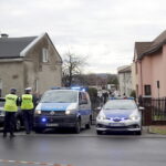 03.01.2024. Częstochowa. Policja przed zakładami mięsnymi przy ul. kard. S. Wyszyńskiego w Częstochowie, gdzie pracownik zaatakował nożem dwóch współpracowników. Zaatakował też interweniujących policjantów, którzy użyli broni i postrzelili go w nogę / Fot. Waldemar Deska - PAP