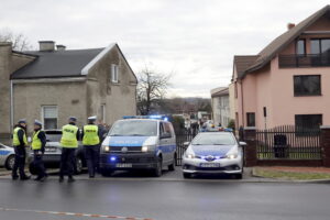 03.01.2024. Częstochowa. Policja przed zakładami mięsnymi przy ul. kard. S. Wyszyńskiego w Częstochowie, gdzie pracownik zaatakował nożem dwóch współpracowników. Zaatakował też interweniujących policjantów, którzy użyli broni i postrzelili go w nogę / Fot. Waldemar Deska - PAP