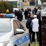 Nożownik ranił dwóch współpracowników, policja użyła broni, by go obezwładnić