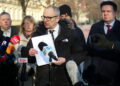 10.01.2024. Warszawa. Doradca prezydenta RP Błażej Poboży (w środku) i szef gabinetu politycznego MSWiA w latach 2019-2023 Michał Prószyński (z prawej) podczas konferencji prasowej przed KPRM. Na konferencji prasowej współpracowników Mariusza Kamińskiego i Macieja Wąsika odczytano oświadczenie Kamińskiego skierowane do ministra sprawiedliwości. Poseł PiS zapowiedział w oświadczeniu protest głodowy od pierwszego dnia uwięzienia / Fot. Albert Zawada - PAP