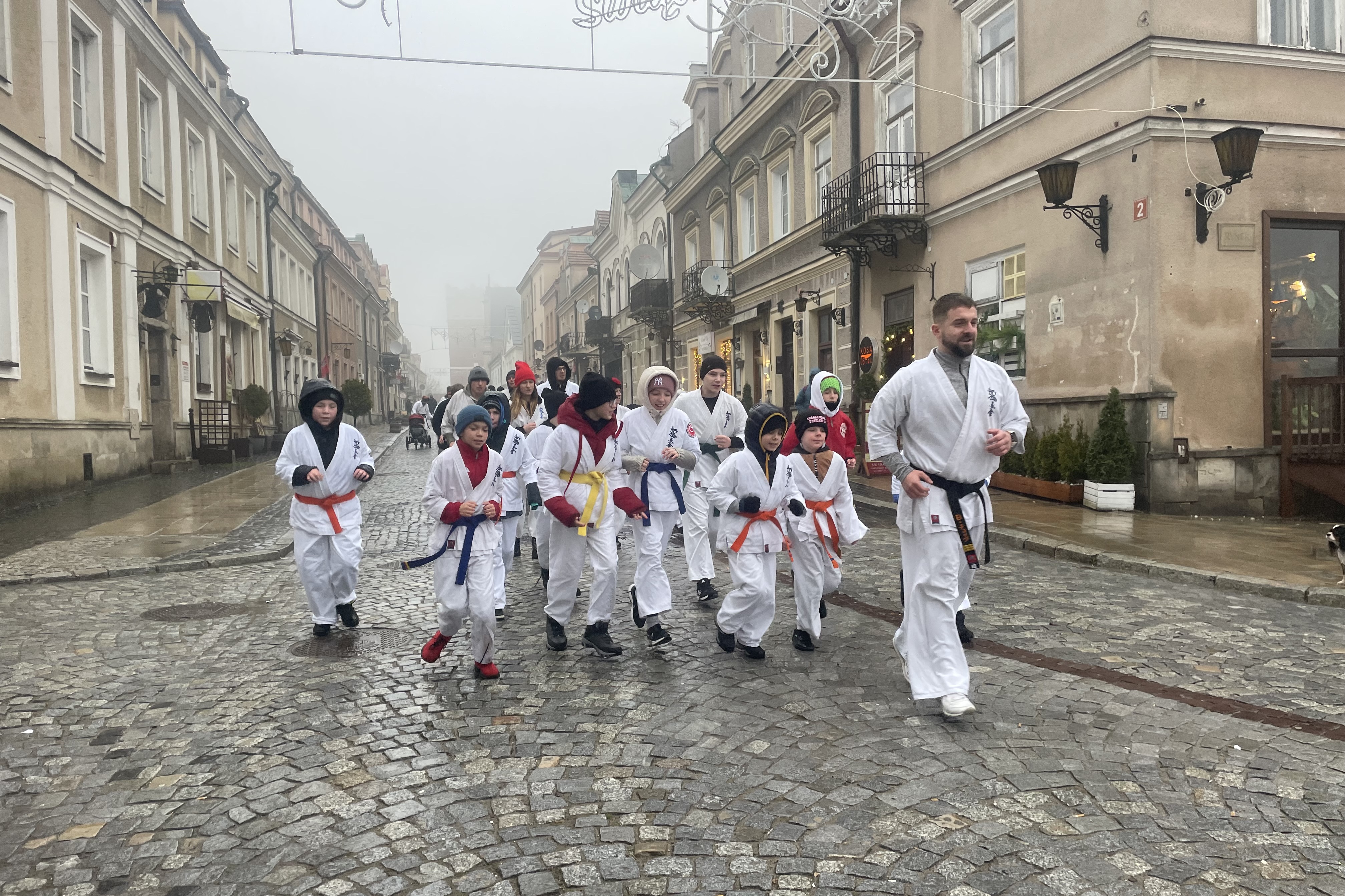 Noworoczny trening karate na sandomierskiej starówce