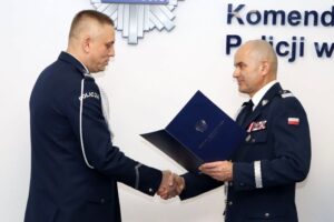 04.01.2024. Jędrzejów. Na zdjęciu (od lewej): mł. insp. Piotr Piłatowski - nowy Komendant Powiatowy Policji w Jędrzejowie, podinsp. Tomasz Janik - były Komendant Powiatowy Policji w Jędrzejowie, nadinsp. Jarosław Kaleta - Komendant Wojewódzki Policji w Kielcach / Fot. świętokrzyska policja