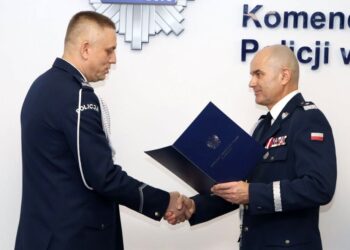 04.01.2024. Jędrzejów. Na zdjęciu (od lewej): mł. insp. Piotr Piłatowski - nowy Komendant Powiatowy Policji w Jędrzejowie, podinsp. Tomasz Janik - były Komendant Powiatowy Policji w Jędrzejowie, nadinsp. Jarosław Kaleta - Komendant Wojewódzki Policji w Kielcach / Fot. świętokrzyska policja