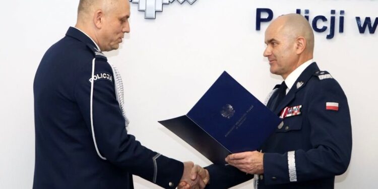 04.01.2024. Jędrzejów. Na zdjęciu (od lewej): mł. insp. Piotr Piłatowski - nowy Komendant Powiatowy Policji w Jędrzejowie, podinsp. Tomasz Janik - były Komendant Powiatowy Policji w Jędrzejowie, nadinsp. Jarosław Kaleta - Komendant Wojewódzki Policji w Kielcach / Fot. świętokrzyska policja