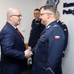 04.01.2024. Jędrzejów. Na zdjęciu (od lewej): Marcin Piszczek - burmistrz Jędrzejowa, podinsp. Tomasz Janik - były Komendant Powiatowy Policji w Jędrzejowie / Fot. świętokrzyska policja