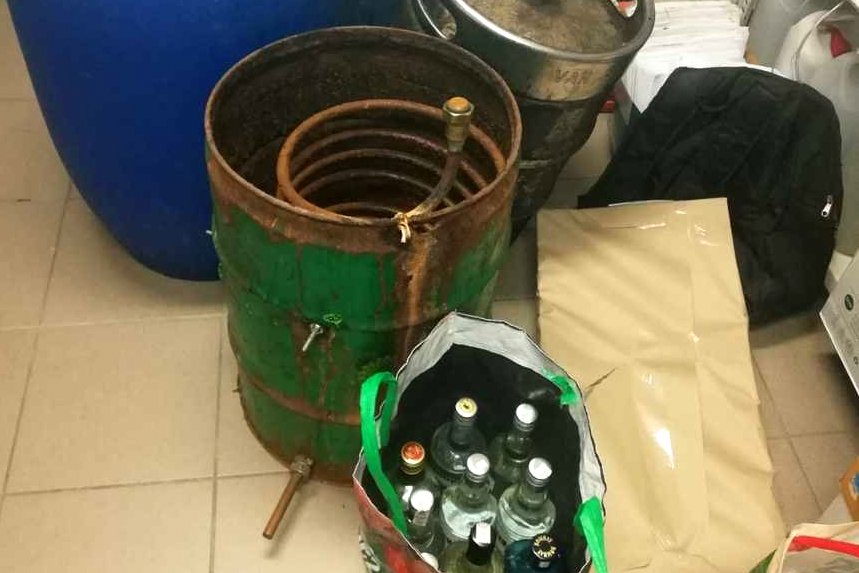 Na zdjęciu: nielegalny alkohol i sprzęt do jego wyrobu / Fot. świętokrzyska policja