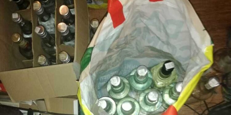 Na zdjęciu: nielegalny alkohol i sprzęt do jego wyrobu / Fot. świętokrzyska policja