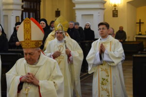 20.01.2024. Sandomierz. Uroczystości poświęcone wybitnemu teologowi św. Tomaszowi z Akwinu. Na zdjęciu (od lewej): biskup Edward Frankowski, Krzysztof Nitkiewicz - biskup sandomierski / Fot. ks. Wojciech Kania