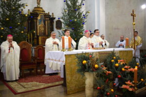 20.01.2024. Sandomierz. Uroczystości poświęcone wybitnemu teologowi św. Tomaszowi z Akwinu. Na zdjęciu (w środku): Krzysztof Nitkiewicz - biskup sandomierski / Fot. ks. Wojciech Kania