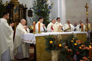 20.01.2024. Sandomierz. Uroczystości poświęcone wybitnemu teologowi św. Tomaszowi z Akwinu. Na zdjęciu (w środku): Krzysztof Nitkiewicz - biskup sandomierski / Fot. ks. Wojciech Kania