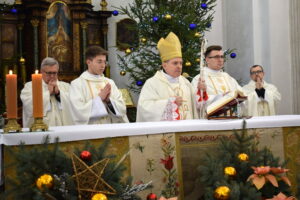 20.01.2024. Sandomierz. Uroczystości poświęcone wybitnemu teologowi św. Tomaszowi z Akwinu. Na zdjęciu (w środku): Krzysztof Nitkiewicz - biskup sandomierski / Fot. ks. Wojciech Kania