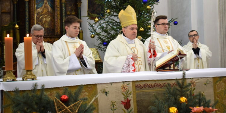 20.01.2024. Sandomierz. Uroczystości poświęcone wybitnemu teologowi św. Tomaszowi z Akwinu. Na zdjęciu (w środku): Krzysztof Nitkiewicz - biskup sandomierski / Fot. ks. Wojciech Kania