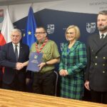 25.01.2024. Kielce. Podpisanie umów na dofinansowanie z programu „Fundusze Europejskie dla Świętokrzyskiego 2021–2027”. Na zdjęciu (od lewej): Katarzyna Kubicka - dyrektor departamentu wdrażania EFS, Andrzej Bętkowski - marszałek województwa, hm Arkadiusz Szostak - komendant Chorągwi Kieleckiej ZHP, Renata Janik - wicemarszałek województwa, hm Tomasz Rejmer - skarbnik Chorągwi Kieleckiej ZHP / Fot. Iwona Murawska-Bujnowicz - Radio Kielce